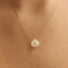 Carica l'immagine nel visualizzatore di Gallery, Collana in filo di seta con piccola pietra - Pezzi Unici