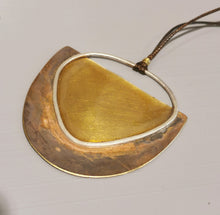 Carica l'immagine nel visualizzatore di Gallery, Collana lunga con pendente mezza luna in ottone smaltato