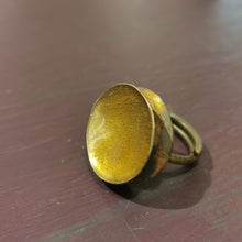 Carica l'immagine nel visualizzatore di Gallery, Anello in ottone smaltato a scodellina