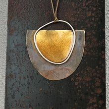 Carica l'immagine nel visualizzatore di Gallery, Collana lunga con pendente mezza luna in ottone smaltato