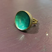 Carica l'immagine nel visualizzatore di Gallery, Anello in ottone smaltato a scodellina