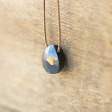 Carica l'immagine nel visualizzatore di Gallery, Collana in filo di seta con piccola pietra - Pezzi Unici