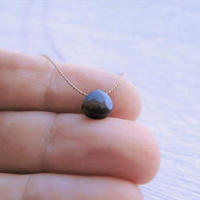 Carica l'immagine nel visualizzatore di Gallery, Collana in filo di seta con piccola pietra - Pezzi Unici
