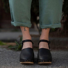 Carica l'immagine nel visualizzatore di Gallery, Zoccolo alto allacciato in pelle fatto a mano - Pezzi Unici