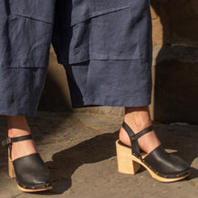 Carica l'immagine nel visualizzatore di Gallery, Zoccolo alto allacciato in pelle fatto a mano - Pezzi Unici