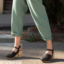 Carica l'immagine nel visualizzatore di Gallery, Zoccolo alto allacciato in pelle fatto a mano - Pezzi Unici
