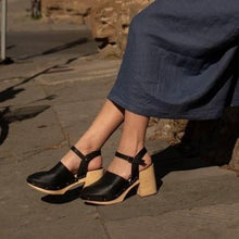 Carica l'immagine nel visualizzatore di Gallery, Zoccolo alto allacciato in pelle fatto a mano - Pezzi Unici