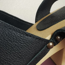 Carica l'immagine nel visualizzatore di Gallery, Zoccolo alto allacciato in pelle fatto a mano - Pezzi Unici