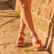 Carica l'immagine nel visualizzatore di Gallery, Zoccolo alto allacciato in pelle fatto a mano - Pezzi Unici