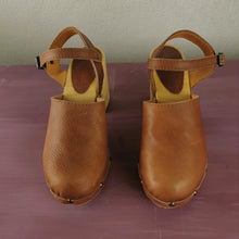 Carica l'immagine nel visualizzatore di Gallery, Zoccolo alto allacciato in pelle fatto a mano - Pezzi Unici