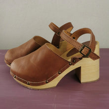 Carica l'immagine nel visualizzatore di Gallery, Zoccolo alto allacciato in pelle fatto a mano - Pezzi Unici