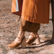 Carica l'immagine nel visualizzatore di Gallery, Zoccolo alto allacciato in pelle fatto a mano - Pezzi Unici
