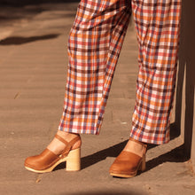 Carica l'immagine nel visualizzatore di Gallery, Zoccolo alto allacciato in pelle fatto a mano - Pezzi Unici