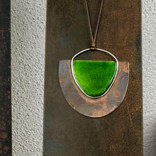 Carica l'immagine nel visualizzatore di Gallery, Collana lunga con pendente mezza luna in ottone smaltato