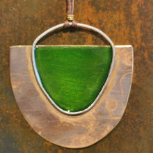 Carica l'immagine nel visualizzatore di Gallery, Collana lunga con pendente mezza luna in ottone smaltato