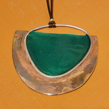 Carica l'immagine nel visualizzatore di Gallery, Collana lunga con pendente mezza luna in ottone smaltato