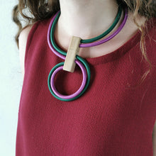 Carica l'immagine nel visualizzatore di Gallery, Collana girocollo (mobile) in cavo elettrico rivestito e legno