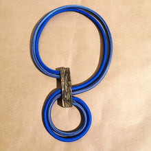 Carica l'immagine nel visualizzatore di Gallery, Collana girocollo (mobile) in cavo elettrico rivestito e legno
