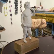 Carica l'immagine nel visualizzatore di Gallery, statuetta in carta pesta, David - pezzo unico
