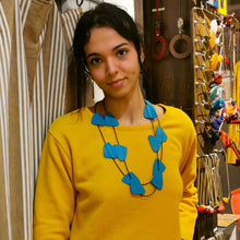 Carica l'immagine nel visualizzatore di Gallery, Collana in pelle con forme a trapezio
