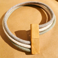 Carica l'immagine nel visualizzatore di Gallery, Collana girocollo (3 cavi) in cavo elettrico rivestito e legno
