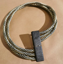 Carica l'immagine nel visualizzatore di Gallery, Collana girocollo (3 cavi) in cavo elettrico rivestito e legno
