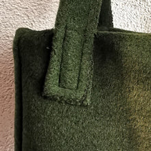 Carica l&#39;immagine nel visualizzatore di Gallery, Borsa piccola in lana verde - Pezzo unico
