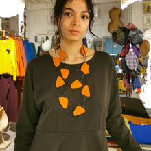 Carica l'immagine nel visualizzatore di Gallery, Collana in pelle con forme a trapezio
