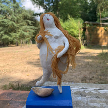 Carica l'immagine nel visualizzatore di Gallery, statuetta in carta pesta, Venere - pezzo unico
