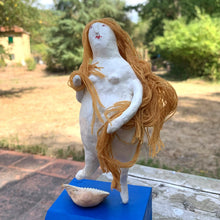 Carica l'immagine nel visualizzatore di Gallery, statuetta in carta pesta, Venere - pezzo unico
