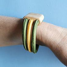 Carica l'immagine nel visualizzatore di Gallery, Bracciale Ecofriendly  (3 cavi) in cavo elettrico rivestito e legno
