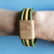 Carica l'immagine nel visualizzatore di Gallery, Bracciale Ecofriendly  (3 cavi) in cavo elettrico rivestito e legno
