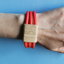 Carica l'immagine nel visualizzatore di Gallery, Bracciale Ecofriendly  (3 cavi) in cavo elettrico rivestito e legno
