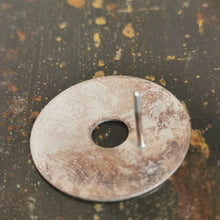 Carica l&#39;immagine nel visualizzatore di Gallery, Orecchino in argento disco forato - Pezzo unico
