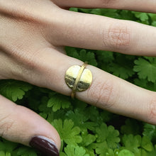 Carica l'immagine nel visualizzatore di Gallery, Anello con forma a disco in ottone   - Pezzo unico
