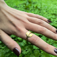 Carica l'immagine nel visualizzatore di Gallery, Anello con forma a disco in ottone   - Pezzo unico
