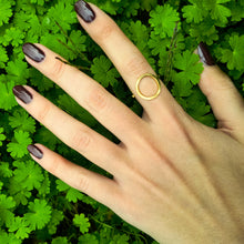 Carica l'immagine nel visualizzatore di Gallery, Anello con forma a cerchio in ottone   - Pezzo unico
