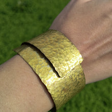 Carica l'immagine nel visualizzatore di Gallery, Bracciale di ottone serie texture a spirale - Pezzo unico
