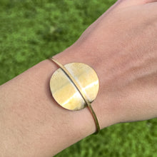 Carica l'immagine nel visualizzatore di Gallery, Bracciale con forma di disco in ottone - Pezzo unico
