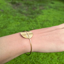 Carica l'immagine nel visualizzatore di Gallery, Bracciale con forma di disco in ottone - Pezzo unico

