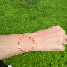 Carica l'immagine nel visualizzatore di Gallery, Bracciale con forma a cerchio in ottone - Pezzo unico
