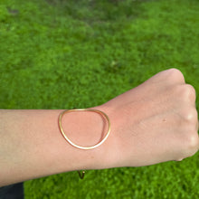 Carica l'immagine nel visualizzatore di Gallery, Bracciale con forma a cerchio in ottone - Pezzo unico
