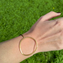 Carica l'immagine nel visualizzatore di Gallery, Bracciale con forma a cerchio in ottone - Pezzo unico
