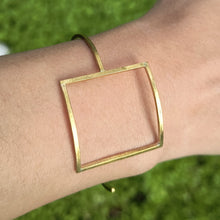 Carica l'immagine nel visualizzatore di Gallery, Bracciale con forma quadrata in ottone - Pezzo unico
