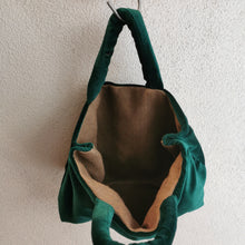 Carica l&#39;immagine nel visualizzatore di Gallery, Borsa piccola in velluto verde - Pezzo unico
