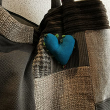 Carica l&#39;immagine nel visualizzatore di Gallery, Borsa patchwork sui grigi - Pezzo unico
