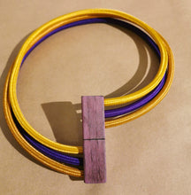 Carica l'immagine nel visualizzatore di Gallery, Collana girocollo (3 cavi) in cavo elettrico rivestito e legno
