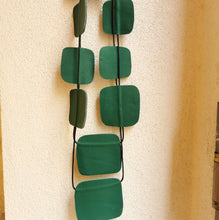 Carica l'immagine nel visualizzatore di Gallery, Collana in pelle con forme quadrate
