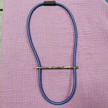 Carica l'immagine nel visualizzatore di Gallery, Collana in cavo elettrico rivestito e legno

