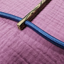 Carica l'immagine nel visualizzatore di Gallery, Collana in cavo elettrico rivestito e legno

